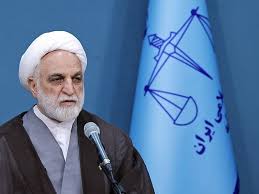 قاضی نباید از مشورت کردن با اهل فن اجتناب کند