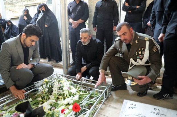 حضور فرمانده کل ارتش بر مزار شهید سرتیپ دوم خلبان مصطفوی